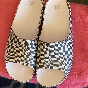 NWOT Wild Fable black and white 3Dish checkered Women’s slides size 11.